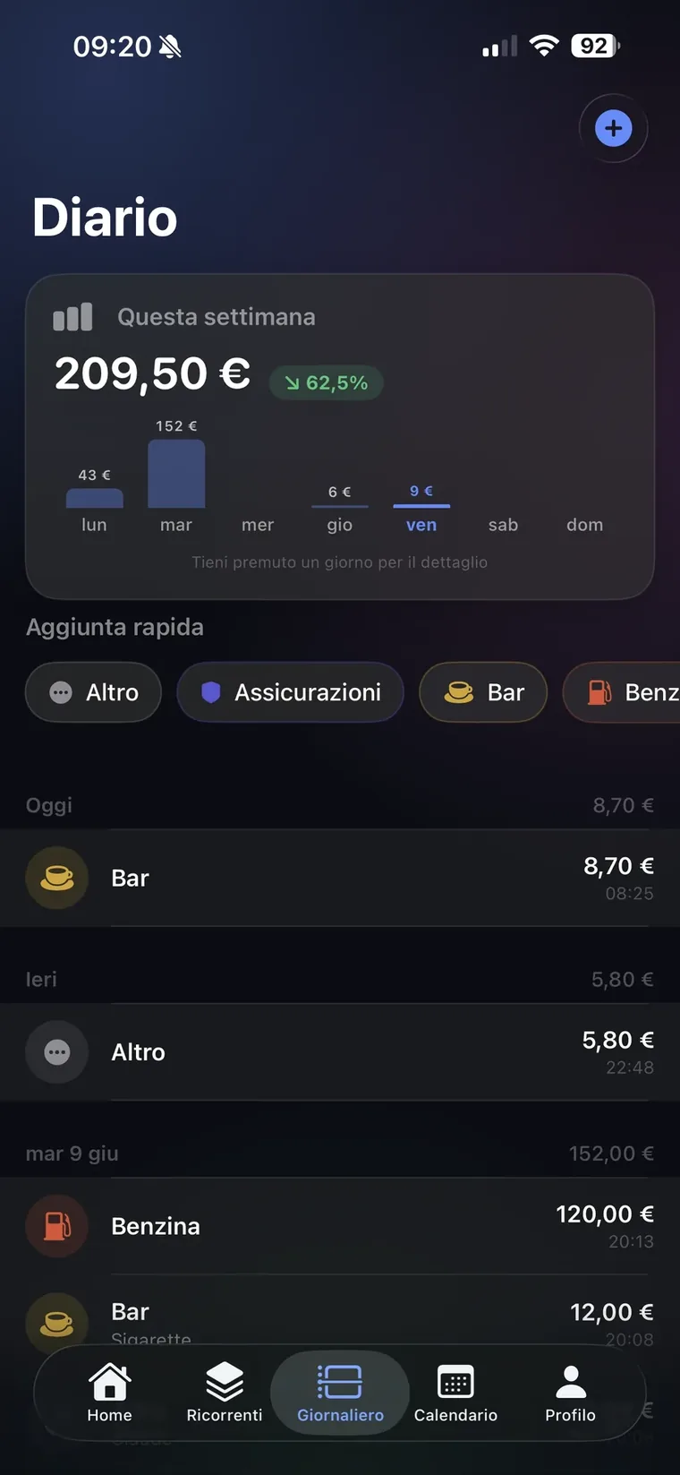 Schermata Diario di QuantoSpendo con il riquadro Questa settimana, le barre dei giorni, i bottoni di aggiunta rapida Altro, Assicurazioni, Bar, Benzina e l'elenco delle spese di oggi e di ieri