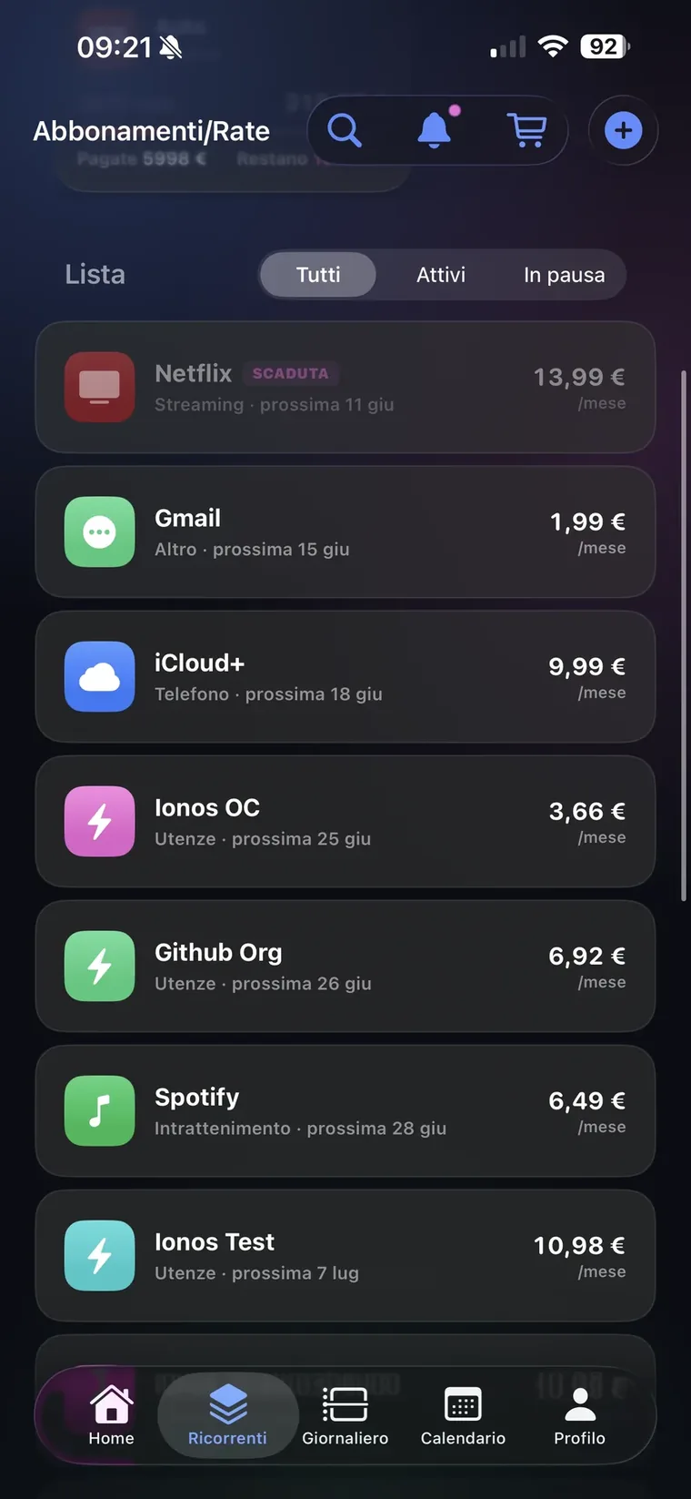 Elenco abbonamenti di QuantoSpendo con filtri Tutti, Attivi, In pausa e le righe Netflix con etichetta Scaduta, Gmail, iCloud+, Ionos, Github, Spotify con categoria, prossima scadenza e costo mensile
