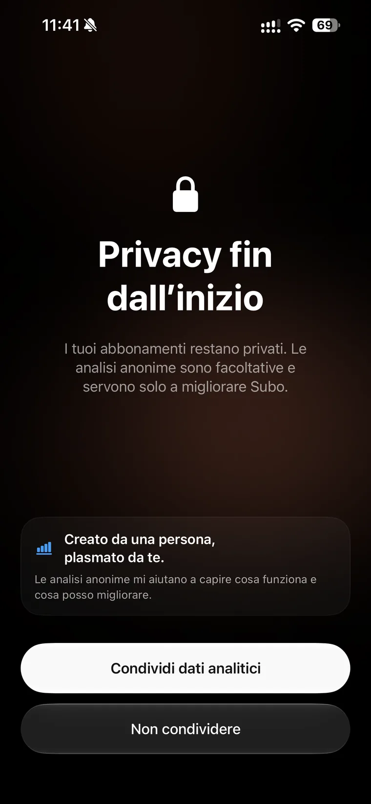 Schermata di onboarding di Subo intitolata Privacy fin dall'inizio, che dichiara che gli abbonamenti restano privati e che le analisi anonime sono facoltative, con i pulsanti Condividi dati analitici e Non condividere