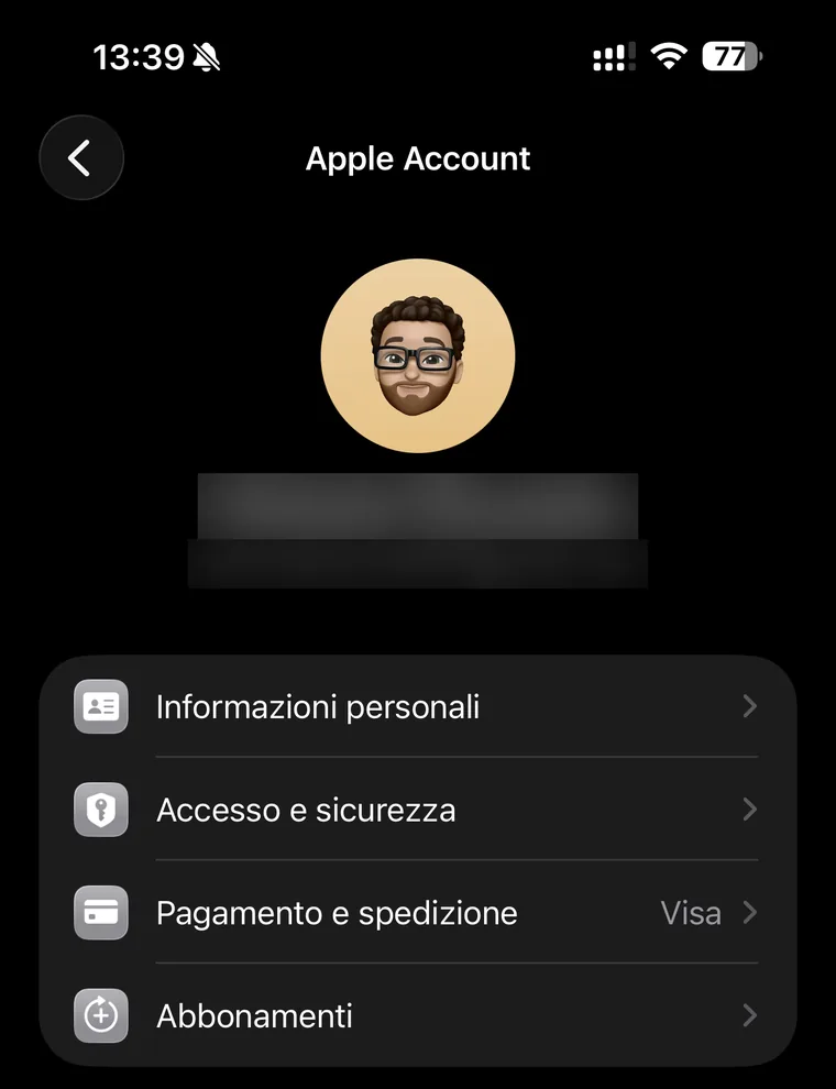 Schermata Account Apple su iPhone: la voce Abbonamenti sotto Informazioni personali, Accesso e sicurezza e Pagamento e spedizione