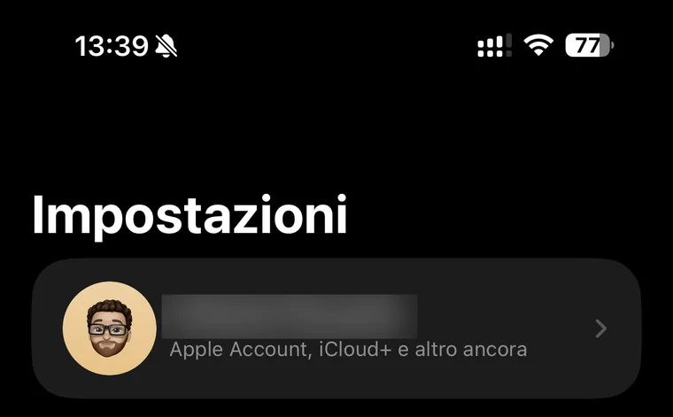 Schermata Impostazioni di iPhone: il riquadro dell'Account Apple con nome e foto in cima alla lista